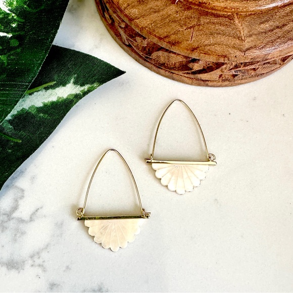 Jewelry - 2/$30🌵 Scalloped Shell Pearly Art Deco Gold Tone Earrings Arch Jewelry Gift NEW